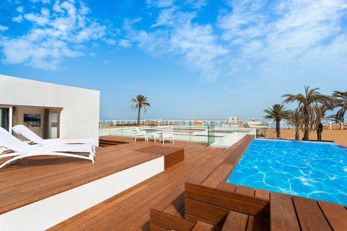 דק מסביב לבריכה